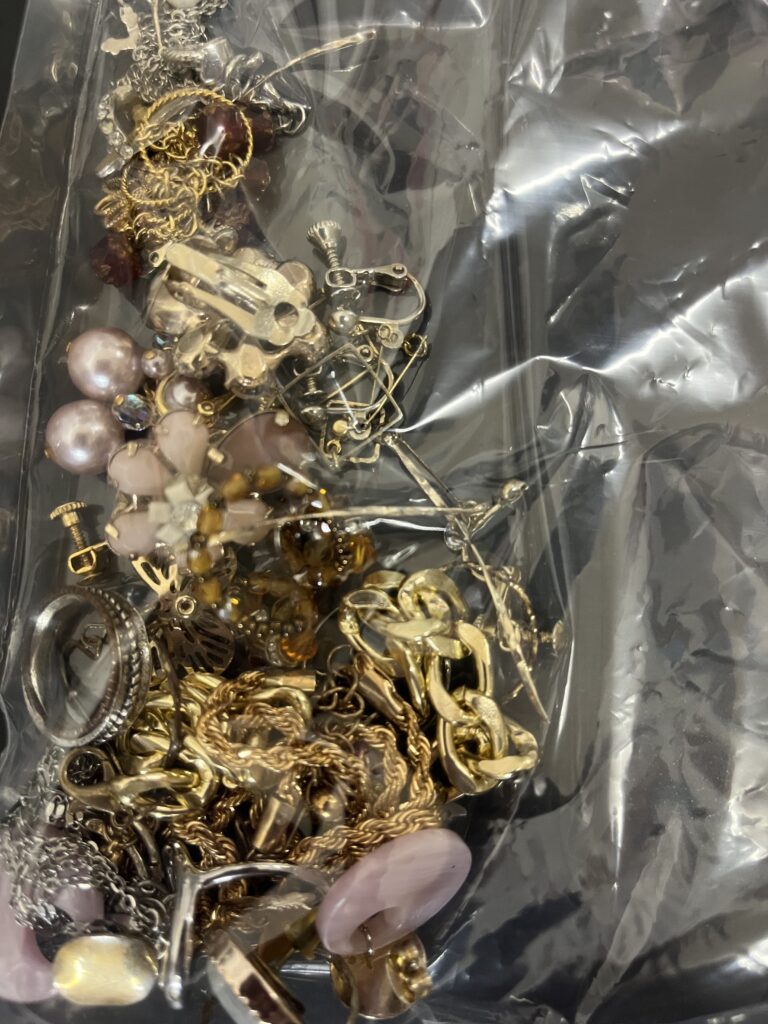 アクセサリなど寄付いただきました。